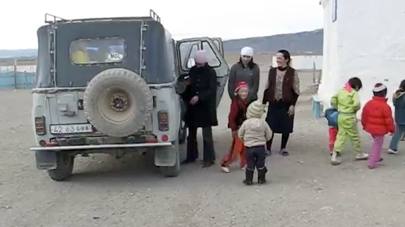 The more the merrier: 35 kids fit into 1 car at once (VIDEO)