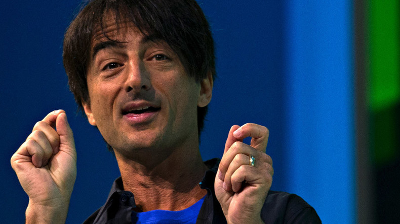 Microsoft big cheese Belfiore defends using iPhone as Twitter melts