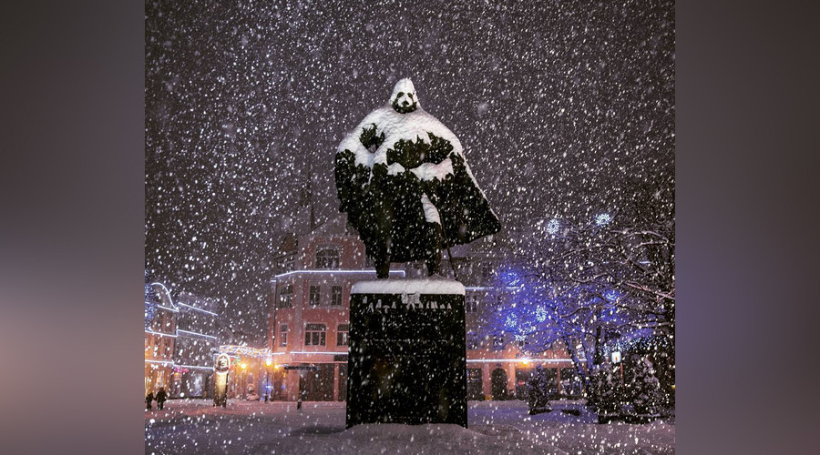 Snowstorm trooper: Polish ‘Darth Vader’ statue becomes internet star