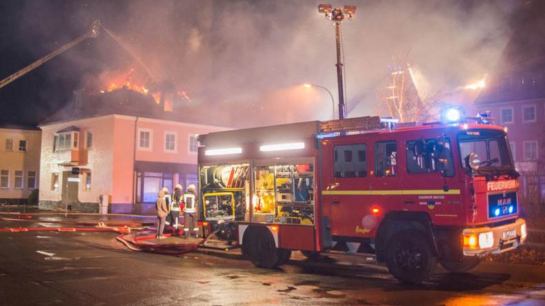 Blaze engulfs planned refugee center in Germany – crowd cheers, hinders firefighting (VIDEO)