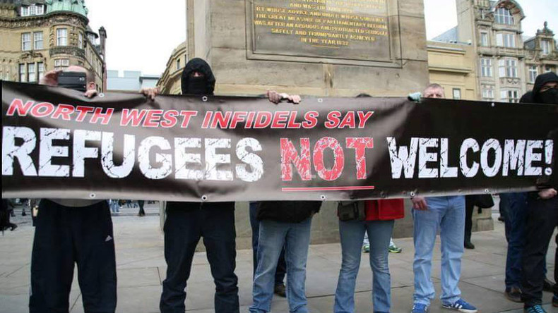 Liverpool police pelted with stones as right-wing ‘infidels’ clash with anti-fascists (VIDEO)