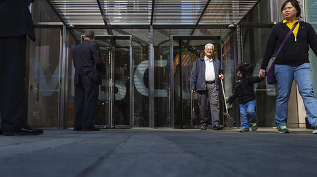Security personnel stand outside the Viacom Inc. headquarters in New York  © Lucas Jackson / Reuters