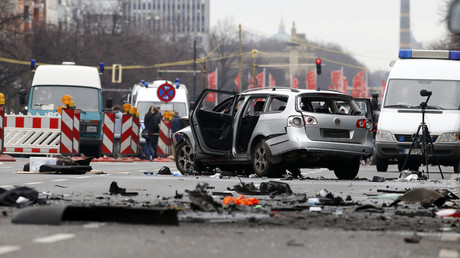 Police inspect a damaged Volkswagen car in the Bismarckstrasse in Berlin, Germany March 15, 2016. © Fabrizio Bensch