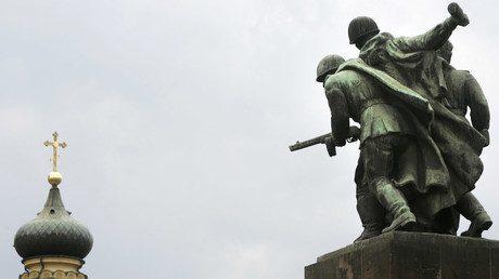 A monument to Red Army soldiers stands next to a Greek Catholic church in Warsaw © Katarina Stoltz