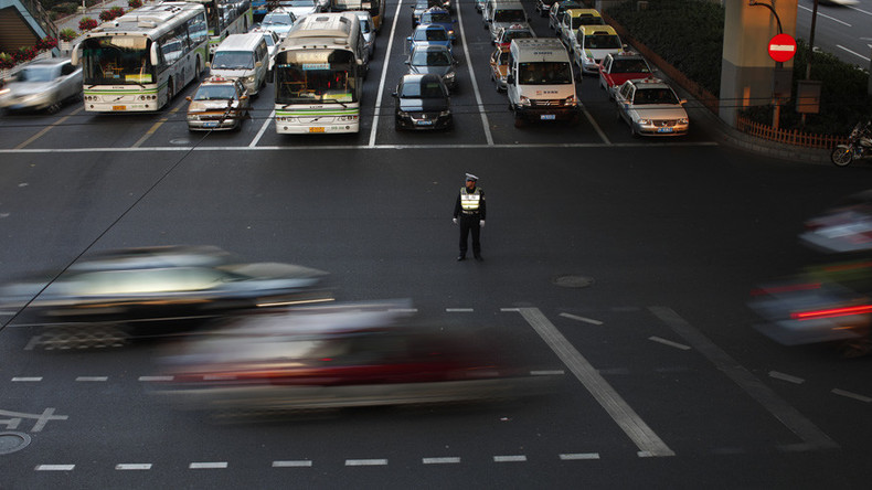 Quick thinking cop saves Chinese motorists from plunging into sinkhole (VIDEO)