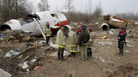 Experts and investigators stand at the site of a Polish government Tupolev Tu-154 aircraft crash in Smolensk, April 13, 2010. © Sergei Karpukhin