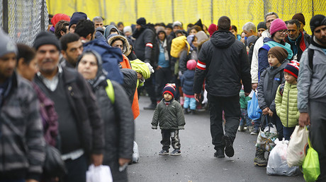 Migrants wait to cross the border from Slovenia into Spielfeld in Austria. © Leonhard Foeger