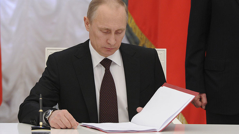 Putin signs bill to oust MPs for missing parliamentary sessions