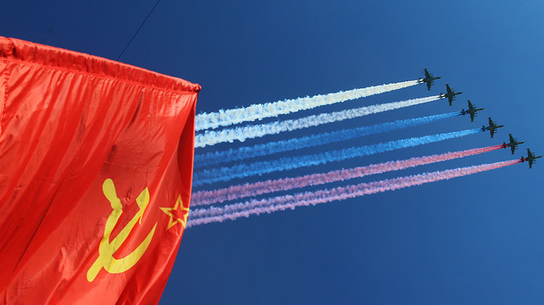 Battle-tested hardware, jets over Moscow & female officers: Best moments from V-Day parade (VIDEOS)