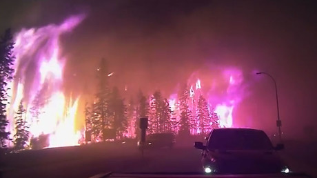 Alberta wildfires expected to burn for months, threaten oil sands mines (VIDEOS)
