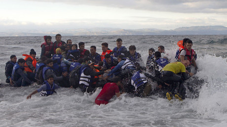 Smugglers made $6bn from illegal migrant trafficking to EU last year - report