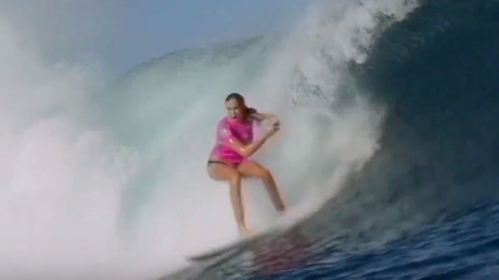 One-armed surfer stuns world's best at Fiji event (VIDEO)