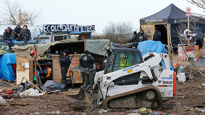 Calais ‘Jungle’ migrants block motorway in violent confrontation with French police