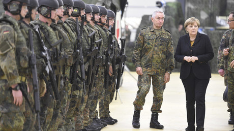 German Chancellor Angela Merkel meets members of 4th Company, Rapid Action Force Medical Service (SES) of the German armed forces, Bundeswehr, at an army barracks in Leer, Ostfriesland, Germany © Fabian Bimmer 