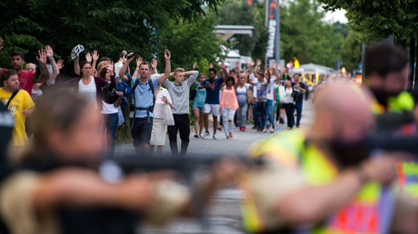 Police escorts evacuated people from the shopping mall (the Olympia Einkaufzentrum (OEZ) in Munich on July 22, 2016 following a shootings earlier. © AFP