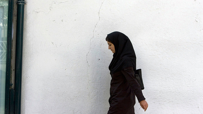 ‘They’re all terrorists’: Outrage in France after restaurant owner kicks out Muslim women (VIDEO)