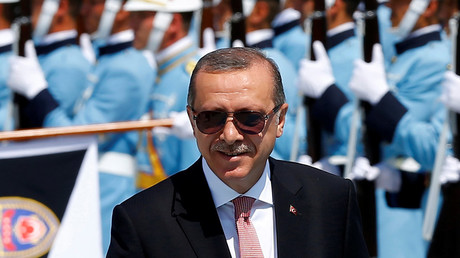 Turkish President Tayyip Erdogan reviews a guard of honour during a welcoming ceremony at the Presidential Palace in Ankara, Turkey, August 5, 2016. © Umit Bektas