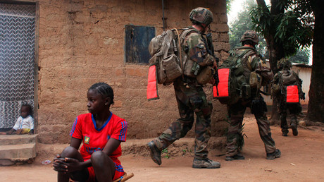French soldiers conduct a daytime patrol in a neighbourhood in Bangui © Andreea Campeanu 