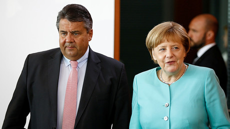 German Economy Minister Sigmar Gabriel (L) and Chancellor Angela Merkel (R) © Axel Schmidt