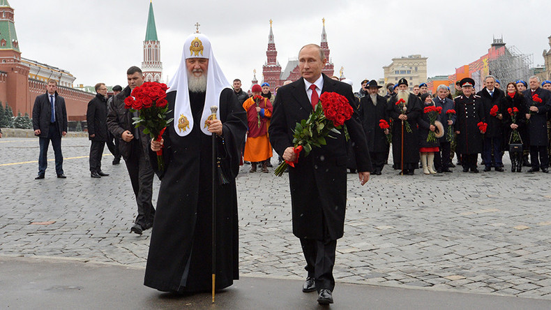 Snow, Putin & the other Vladimir: Russians rally on Unity Day
