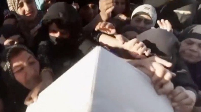 Chaos in Mosul as locals scramble to get food from aid trucks (VIDEOS)