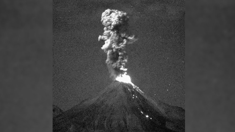 Erupting Mexican volcano violently spews lava & hot ash into air (VIDEO, PHOTOS)