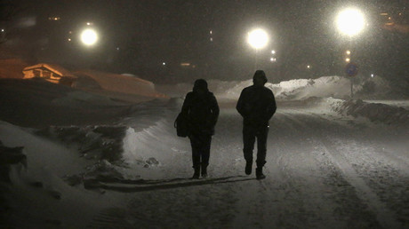 FILE PHOTO: Refugees walk to their camp at a hotel touted as the world's most northerly ski resort in Riksgransen, Sweden © Ints Kalnins