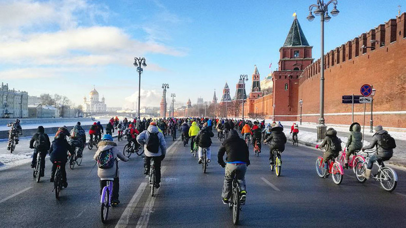 500 daredevils join Moscow bike parade despite extreme cold (VIDEO, PHOTOS)