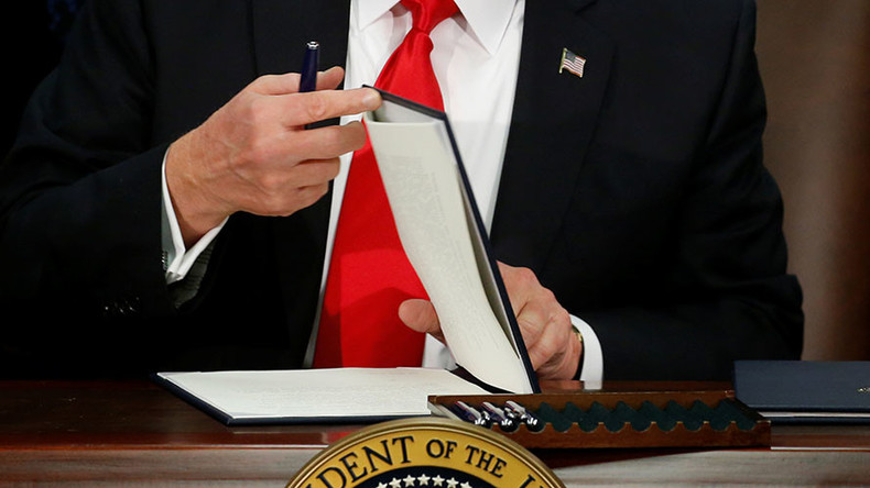 Trump orders construction of border wall, threatens cuts to sanctuary cities