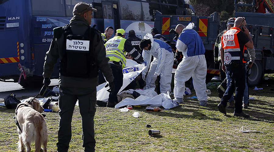 Israeli security forces stand guard as medics cover bodies at the site of a ramming attack in Jerusalem on January 8, 2017. © Ahmad Gharabli © AFP