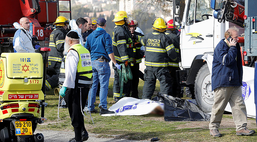 Israeli rescue forces work at the scene of a truck ramming incident in Jerusalem January 8, 2017. © Ronen Zvulun © Reuters