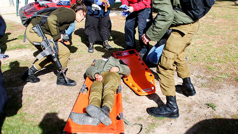 Israeli rescue forces and soldiers attend to an injured woman at the scene of a truck-ramming incident in Jerusalem January 8, 2017. © Noam Moskovich © Reuters