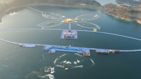 Chinese snow sweeper clears skywalk at dizzying 2,000 meters height (VIDEO)