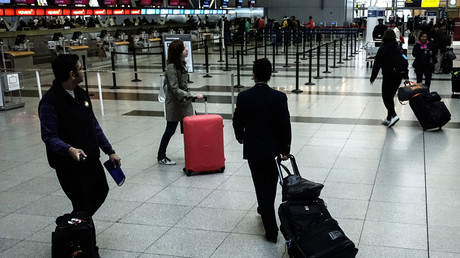 Passengers make their way at the International JFK airport in New York © Eduardo Munoz
