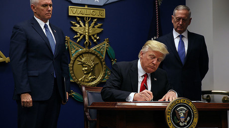 U.S. President Donald Trump signs an executive order he said would impose tighter vetting to prevent foreign terrorists from entering the United States at the Pentagon in Washington, U.S., January 27, 2017. © Carlos Barria
