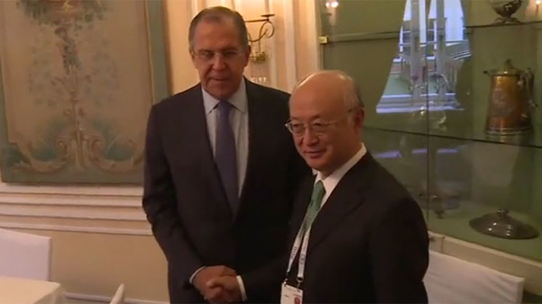 Always vigilant: Lavrov filmed looking for spies behind door (VIDEO)