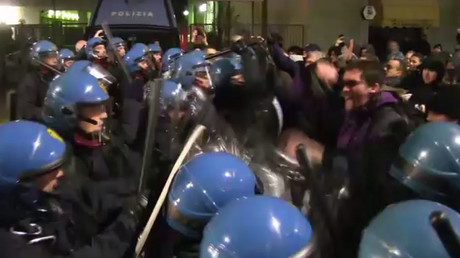Italian police violently disperse anti-fascist protesters in Modena (VIDEO)