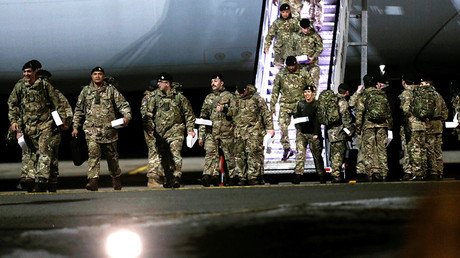 British soldiers arrive at Amari military air base in Estonia March 17, 2017 © Ints Kalnins