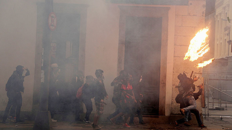 Anti-austerity protesters clash with police, block roads, start fires in Rio (VIDEOS, PHOTOS)
