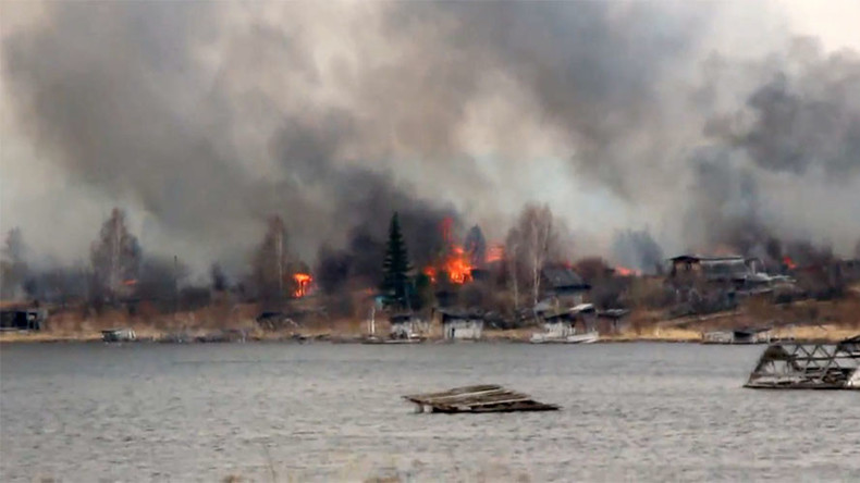 Russian village burns to ground in wildfire sparked by trash-burning local (VIDEOS)