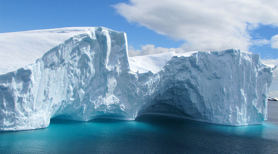 Huge fleet of 400+ icebergs invades North Atlantic shipping lanes — RT World News