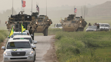 U.S military vehicles and Kurdish fighters drive in the town of Darbasiya, Syria April 28, 2017 © Rodi Said / Reuters
