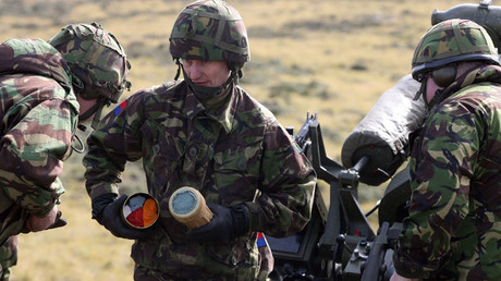 British soldiers man a howitzer during military exercises at Mount Pleasant British base, Falklands 22 March 2007 © Daniel Garcia 