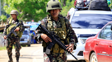 Government troops guard a checkpoint in town of Pantar in Lanao del Norte after residents began evacuating their hometown of Marawi in the southern Philippines, May 24, 2017 © Romeo Ranoco