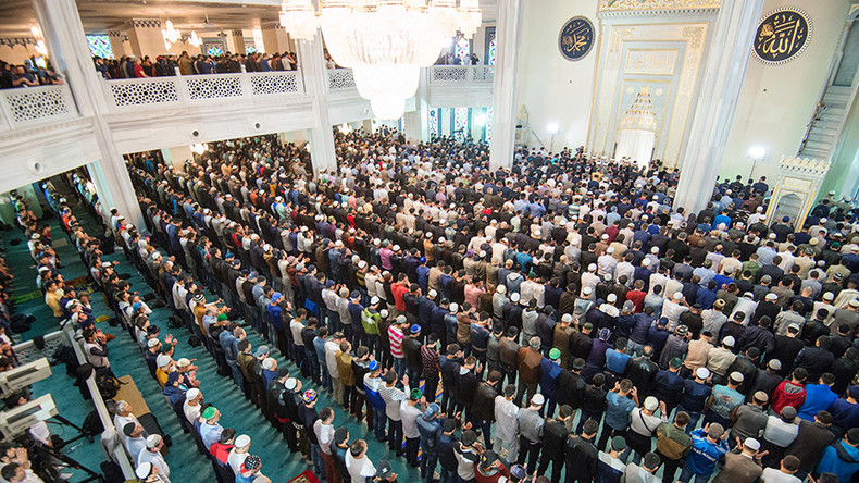 250,000 Muslims flock to Moscow's cathedral mosque for Eid 