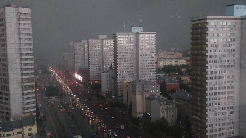 Runaway portaloo: Public toilet goes flying as summer storms hit Moscow (VIDEO)
