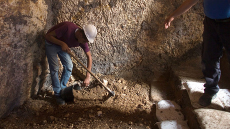 Archaeologists seeking beer unearth Viking treasure trove 