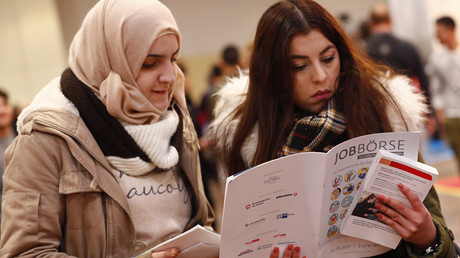 Two women visit the second job fair for migrants and refugees in Berlin © Fabrizio Bensch
