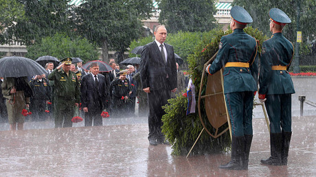 Kim Dotcom trolls Obama with badass photo of Putin standing in rain