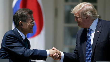US President Donald Trump (R) and South Korean President Moon Jae-in © Jim Bourg